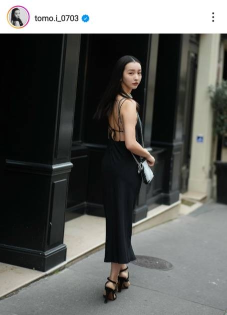 板野友美、美背中あらわな大胆ブラックドレスSHOTに絶賛の声「美しすぎます」「カッコいい」