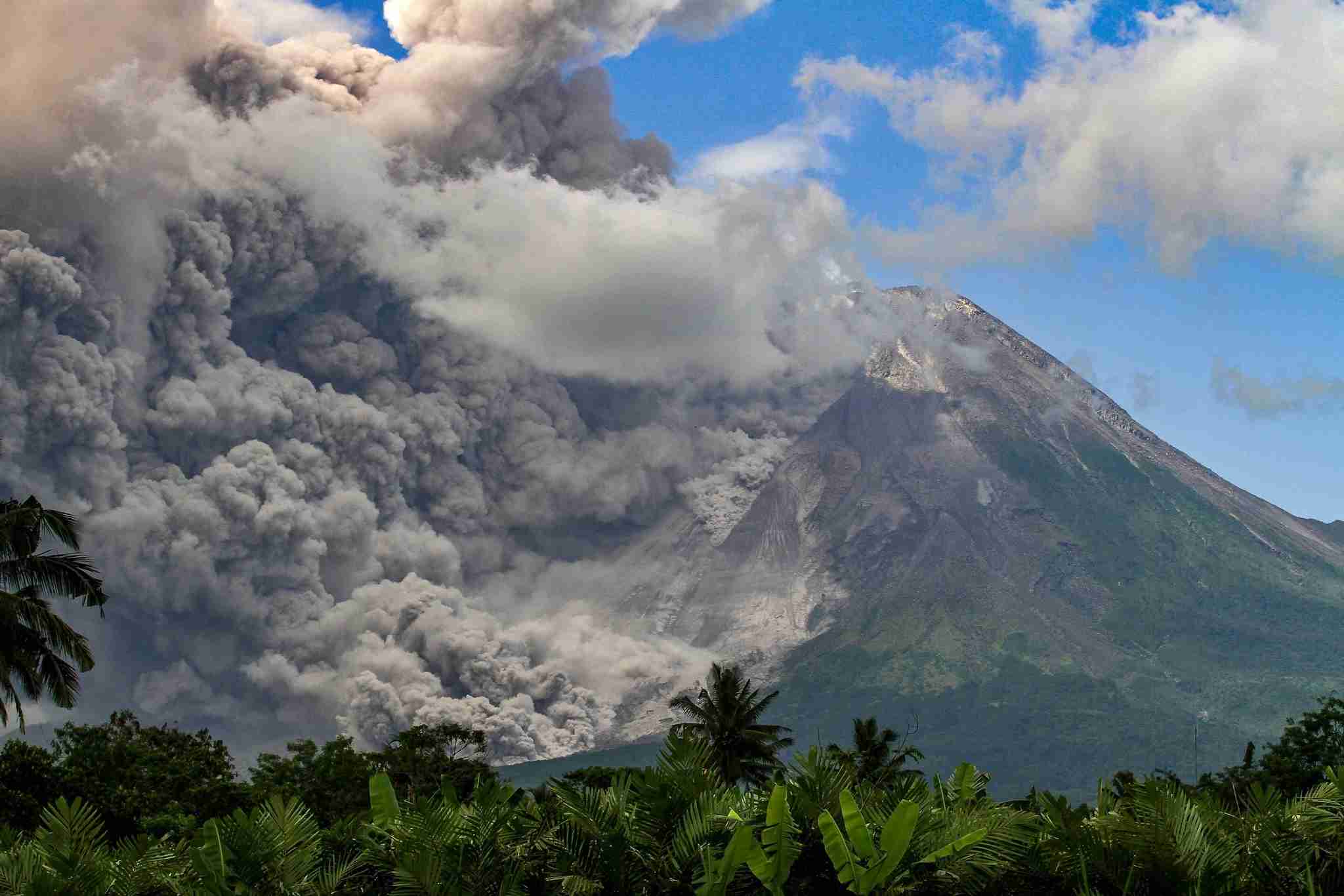 インドネシア・ジャワ島で火山噴火 死傷者なし（ＡＦＰ＝時事） - Yahoo!ニュース