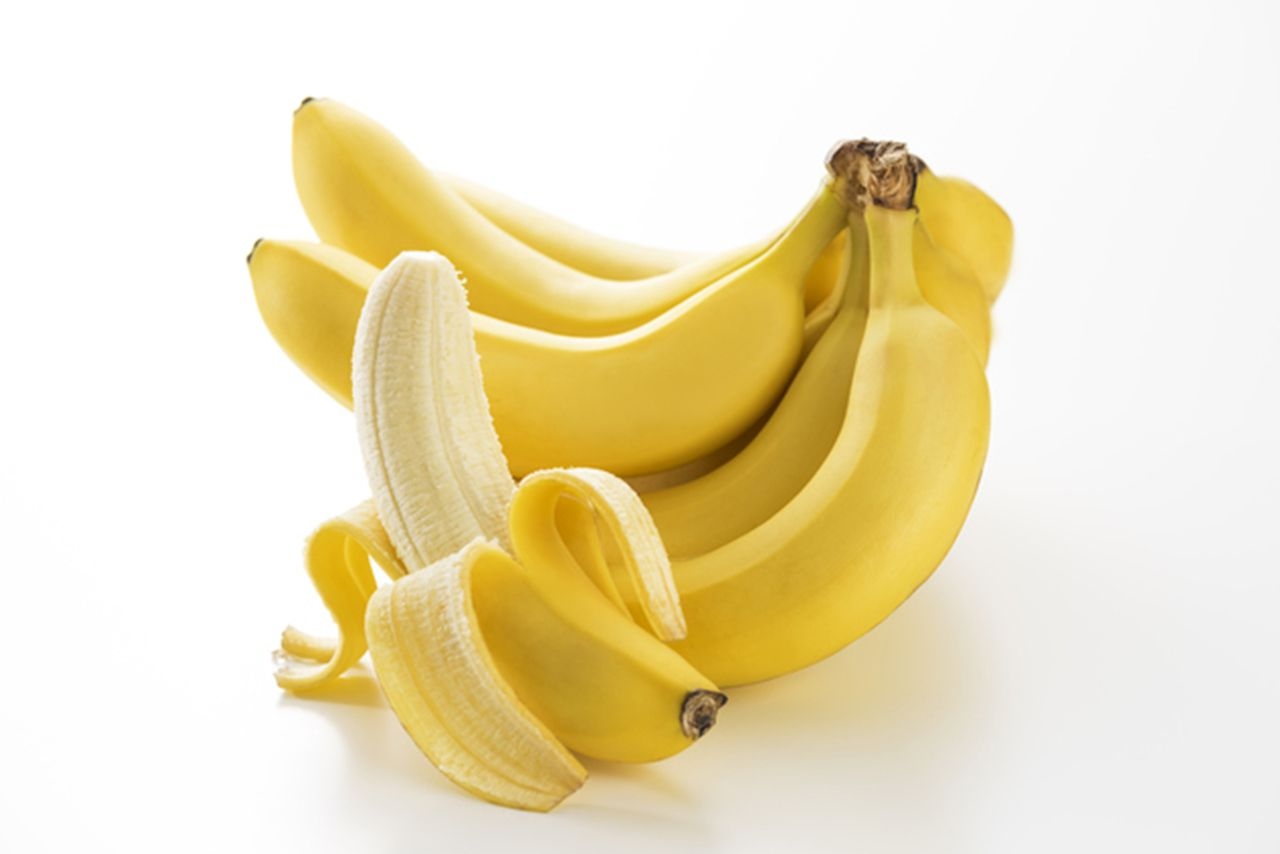 【知って楽しい雑学】バナナの白い筋は食べた方がいいの？白い筋は栄養素を運ぶ「維管束」、筋がとれているのは熟した証拠！ | 週刊女性PRIME