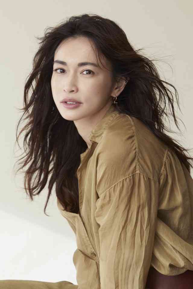 44歳・長谷川京子、「ギャル?!」なコーデを披露「何故年々美しくなっていく?」と反響