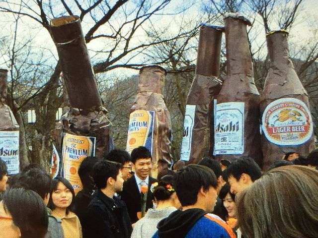 日本の大学生、ゼレンスキー大統領の仮装で卒業式に カーキ色の服にひげ