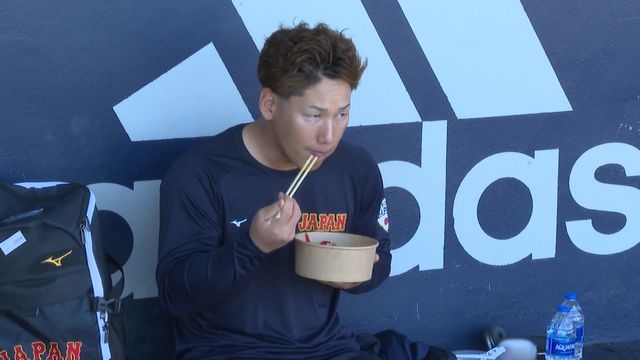 【侍ジャパン】吉田正尚「弁当食べに来ただけ」　時差ぼけ対策で軽めの練習　野手では唯一の参加（日テレNEWS） - Yahoo!ニュース