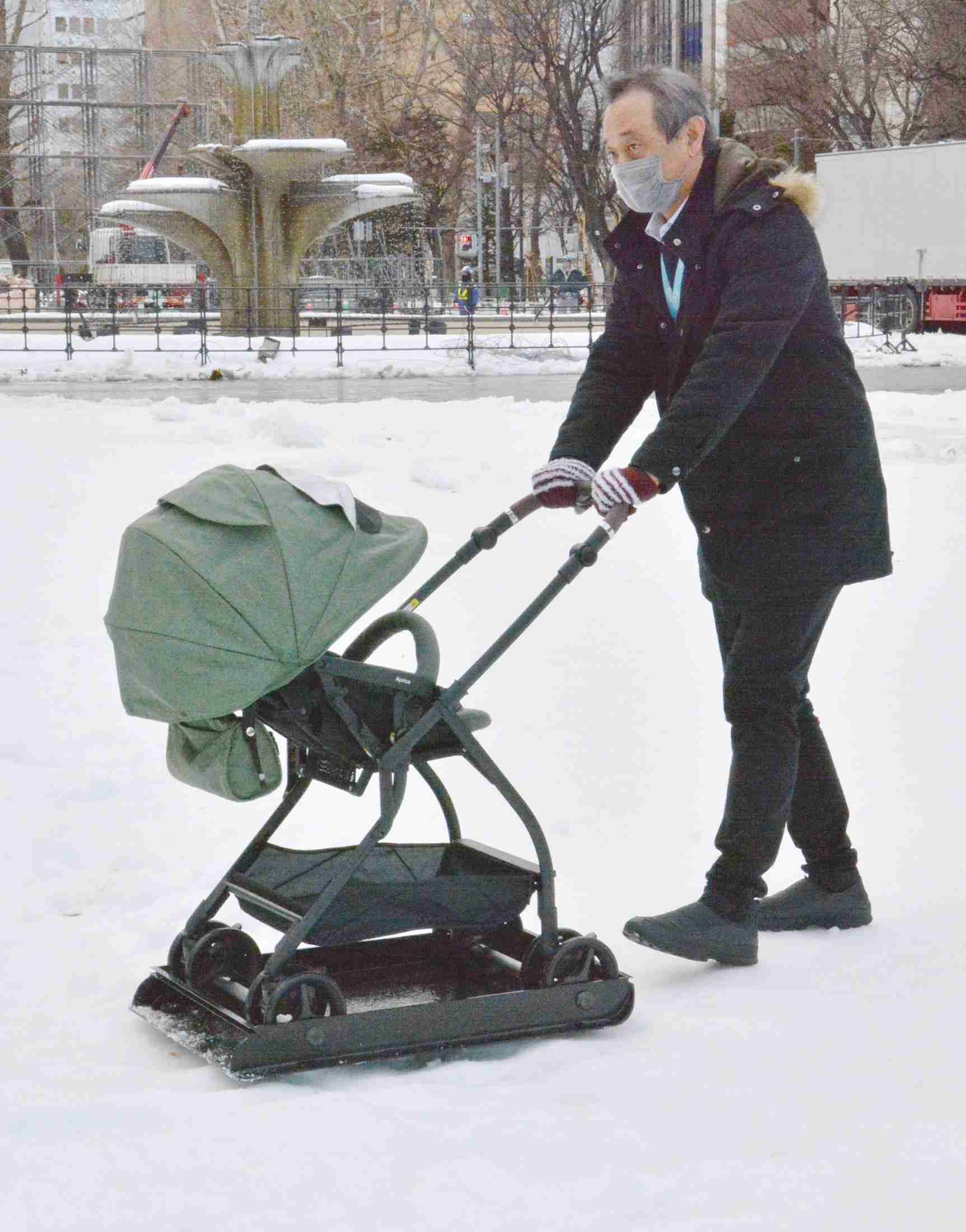 ベビーカーの雪道走行可能に？　元札幌市立大助教、ソリのような「滑走ボード」開発中　「雪国の子育て楽に」（北海道新聞） - Yahoo!ニュース