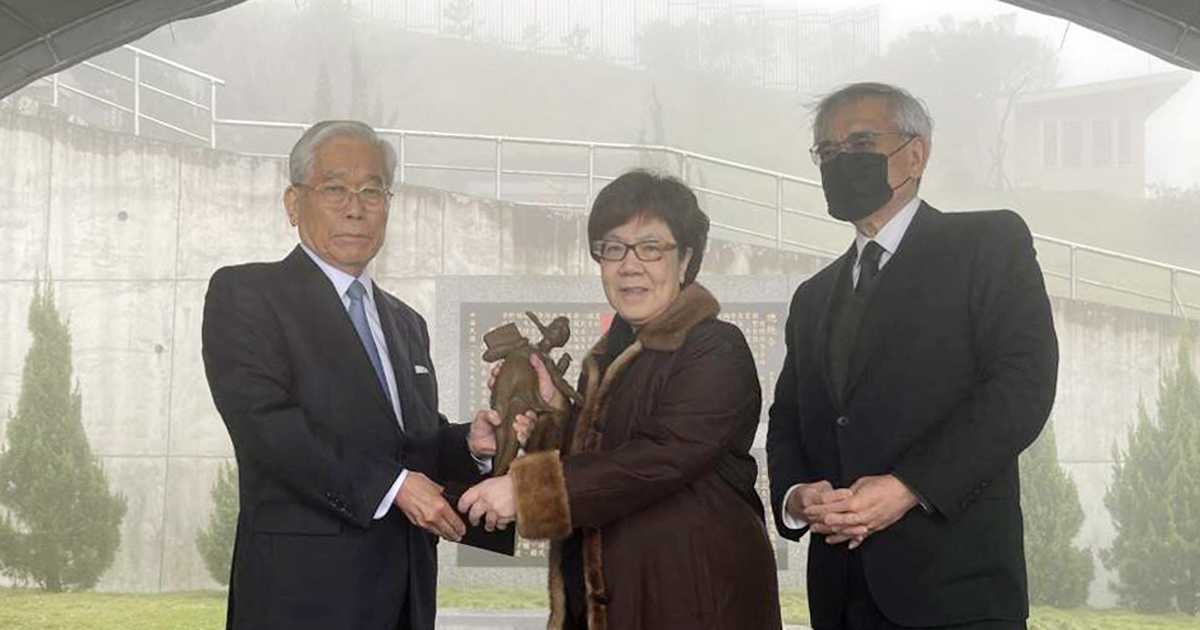 李登輝氏の次女に正論大賞特別賞ブロンズ像を贈呈　日枝ＦＣＧ代表 - 産経ニュース