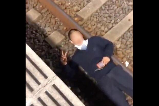 【迷惑行為】線路上に寝転がってピースの悪ふざけ動画に、怒りの鉄道ファンが「線路から特定」へ（週刊女性PRIME） - Yahoo!ニュース