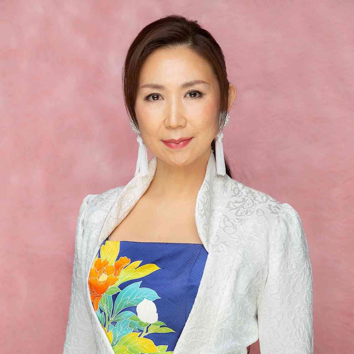高橋洋子「ご利用者さまに鍛えられた」介護職から芸能界に戻り歌い続ける｜CHANTO WEB