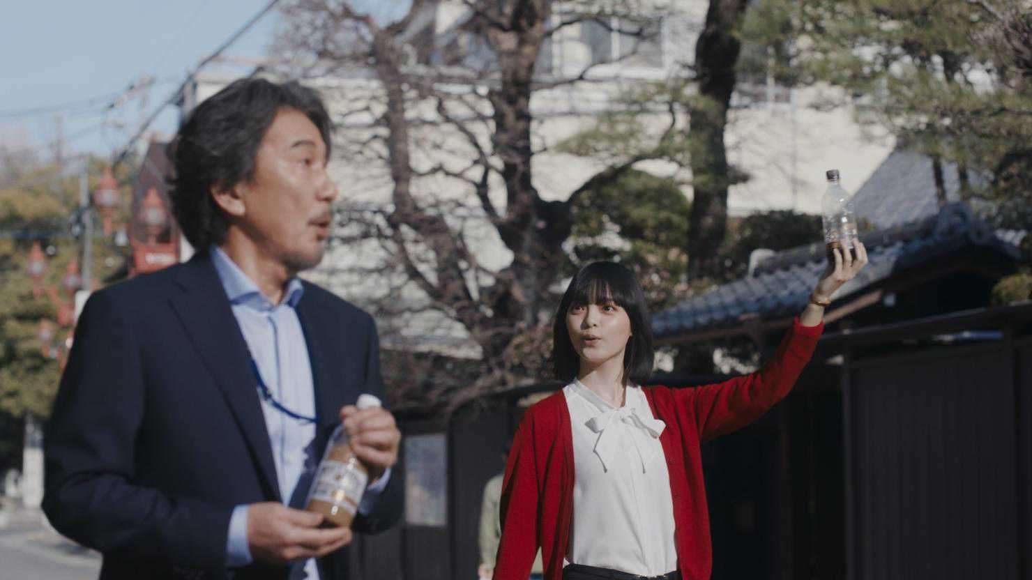 平手友梨奈:「クラフトボス」新CMで“宇宙人ヒラテ”に ジョーンズから「この惑星で、ヒラテに叱られるのはうれしい」