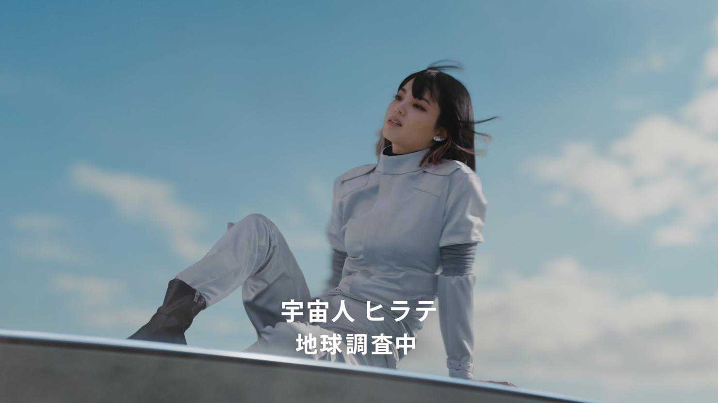 平手友梨奈:「クラフトボス」新CMで“宇宙人ヒラテ”に ジョーンズから「この惑星で、ヒラテに叱られるのはうれしい」