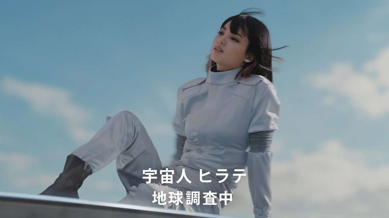 平手友梨奈、“宇宙人ヒラテ”役で初登場　Sっ気全開!?　トミー・リー・ジョーンズを一喝　サントリーコーヒー「クラフトボス」新CM - YouTube