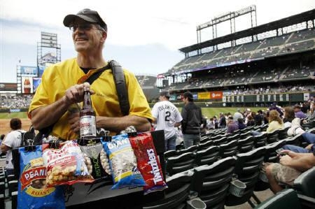 【WBC優勝の裏で】「ビールの売り子が女性ばかりは異様」ツイートに賛否両論!「女性のほうが向いている」球場広報の見解、男性売り子に聞いた「自分にしかないメリット」