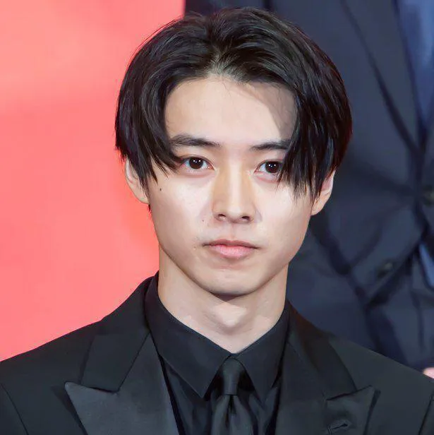 山崎賢人、ダンディショットでファン悩殺…色気あふれるオールバックヘアに「目がやられます」とファン興奮 | WEBザテレビジョン