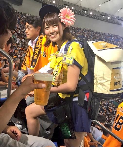 【WBC優勝の裏で】「ビールの売り子が女性ばかりは異様」ツイートに賛否両論!「女性のほうが向いている」球場広報の見解、男性売り子に聞いた「自分にしかないメリット」
