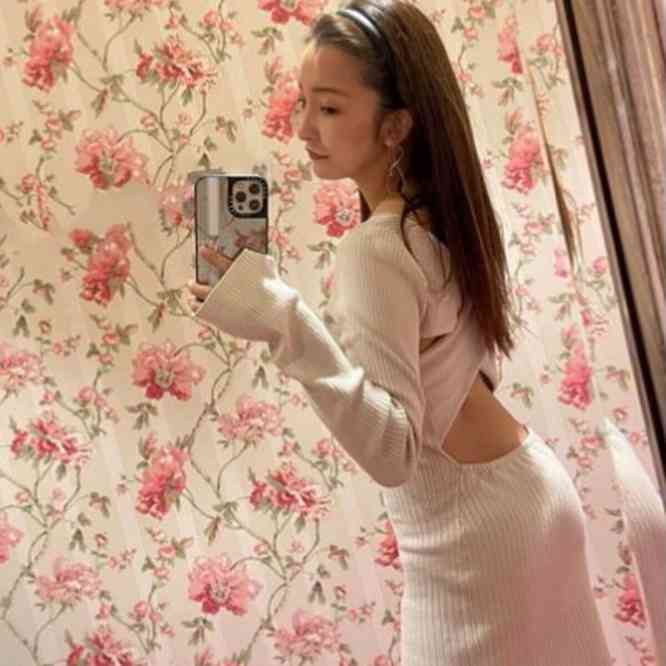 板野友美、美背中あらわな大胆ブラックドレスSHOTに絶賛の声「美しすぎます」「カッコいい」