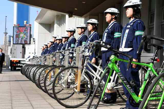 自転車ヘルメット着用、警視庁が先行して「模範」 4月から努力義務