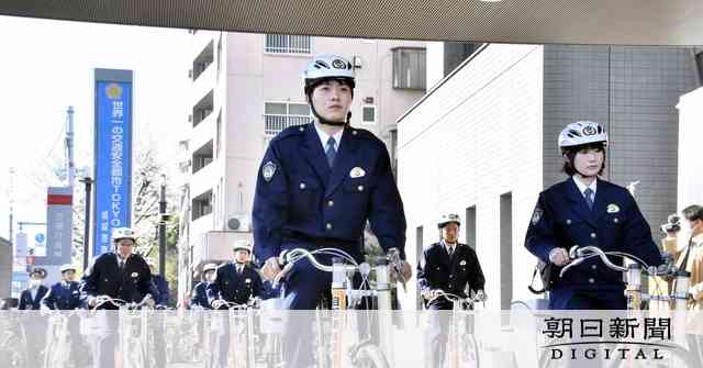 自転車ヘルメット着用、警視庁が先行して「模範」　4月から努力義務：朝日新聞デジタル
