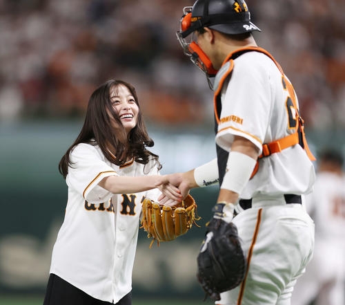 【巨人】橋本環奈リベンジ始球式でワンバン投球　戸郷翔征に指導受け「すごくぜいたくな時間」