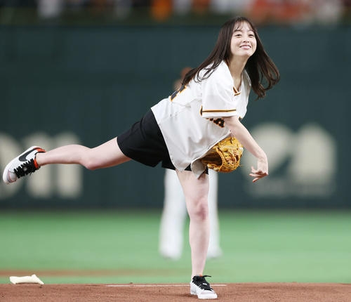 【巨人】橋本環奈リベンジ始球式でワンバン投球　戸郷翔征に指導受け「すごくぜいたくな時間」 - プロ野球 : 日刊スポーツ