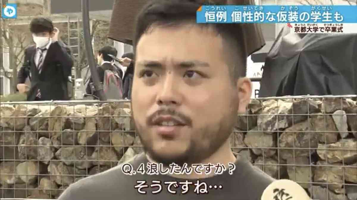 日本の大学生、ゼレンスキー大統領の仮装で卒業式に カーキ色の服にひげ