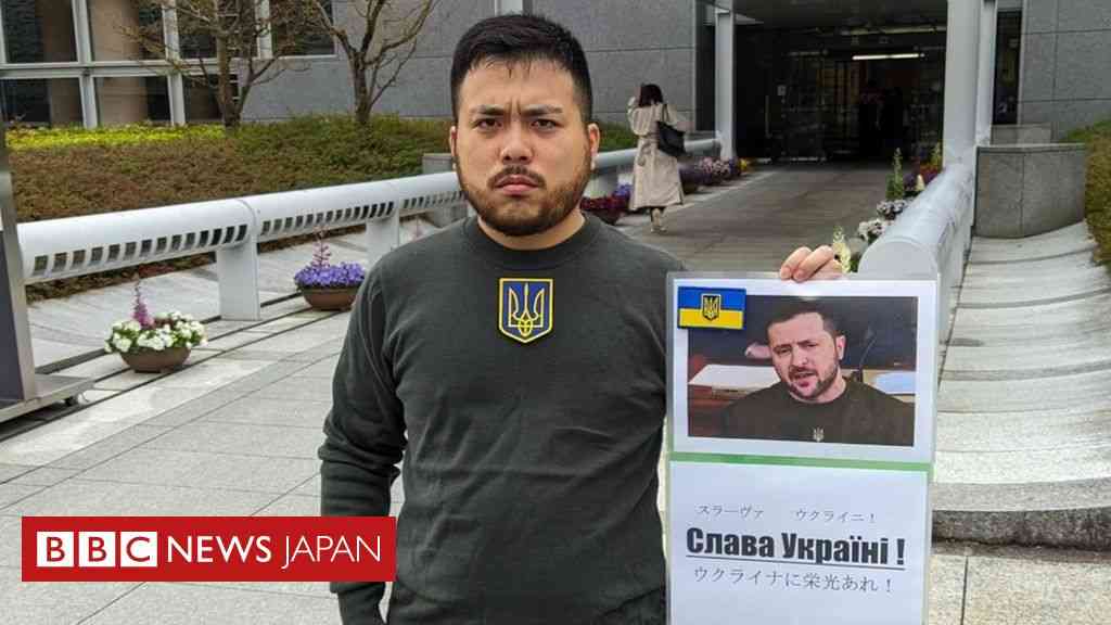 日本の大学生、ゼレンスキー大統領の仮装で卒業式に　カーキ色の服にひげ - BBCニュース