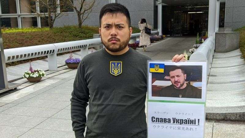 日本の大学生、ゼレンスキー大統領の仮装で卒業式に　カーキ色の服にひげ