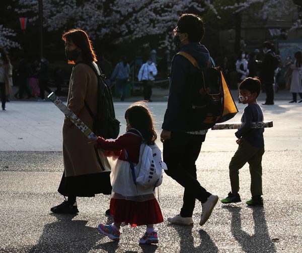 児童手当の所得制限「継続すべき」が「撤廃すべき」を上回るワケ…各社世論調査に欠けた視点｜日刊ゲンダイDIGITAL