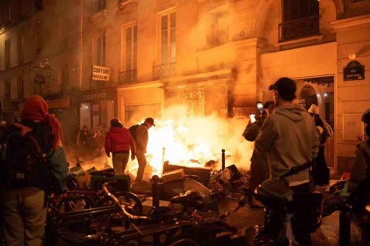 フランス、年金改革で激震　マクロン大統領の求心力低下　デモ激化、英国王の訪問延期（時事通信） - Yahoo!ニュース