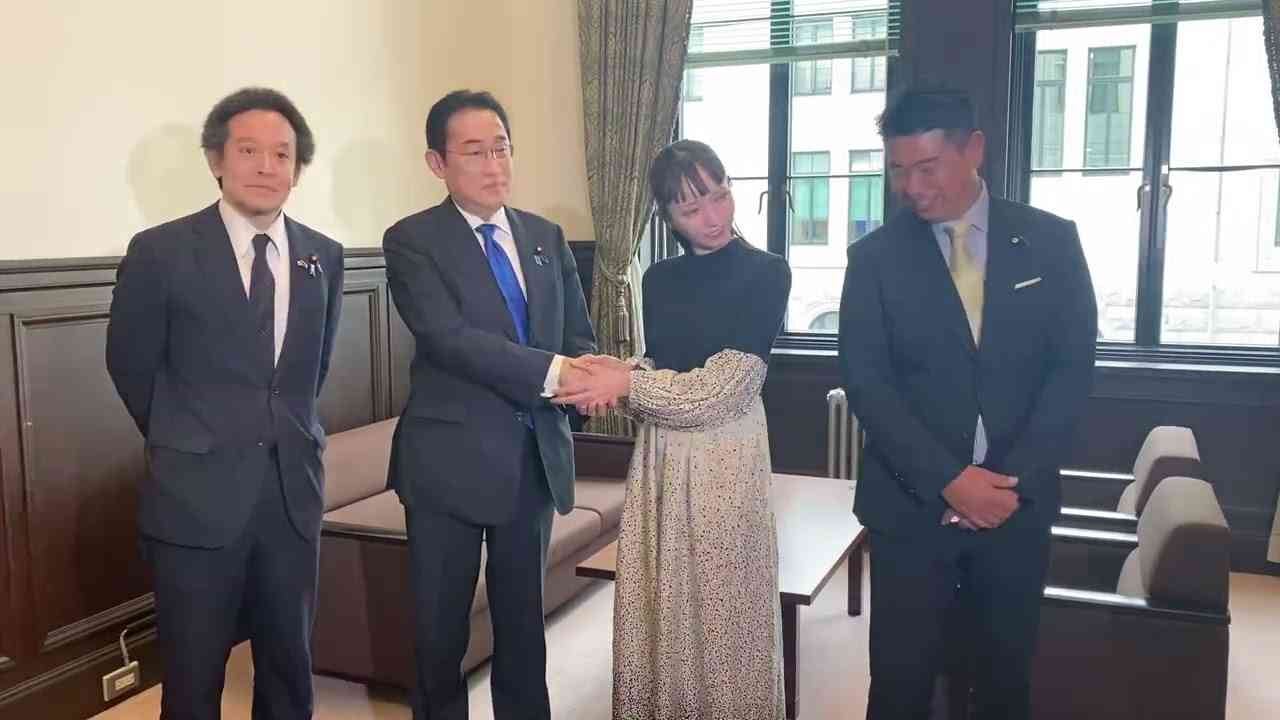 岸田総理が大津あやか政治家女子48党党首と握手 - YouTube