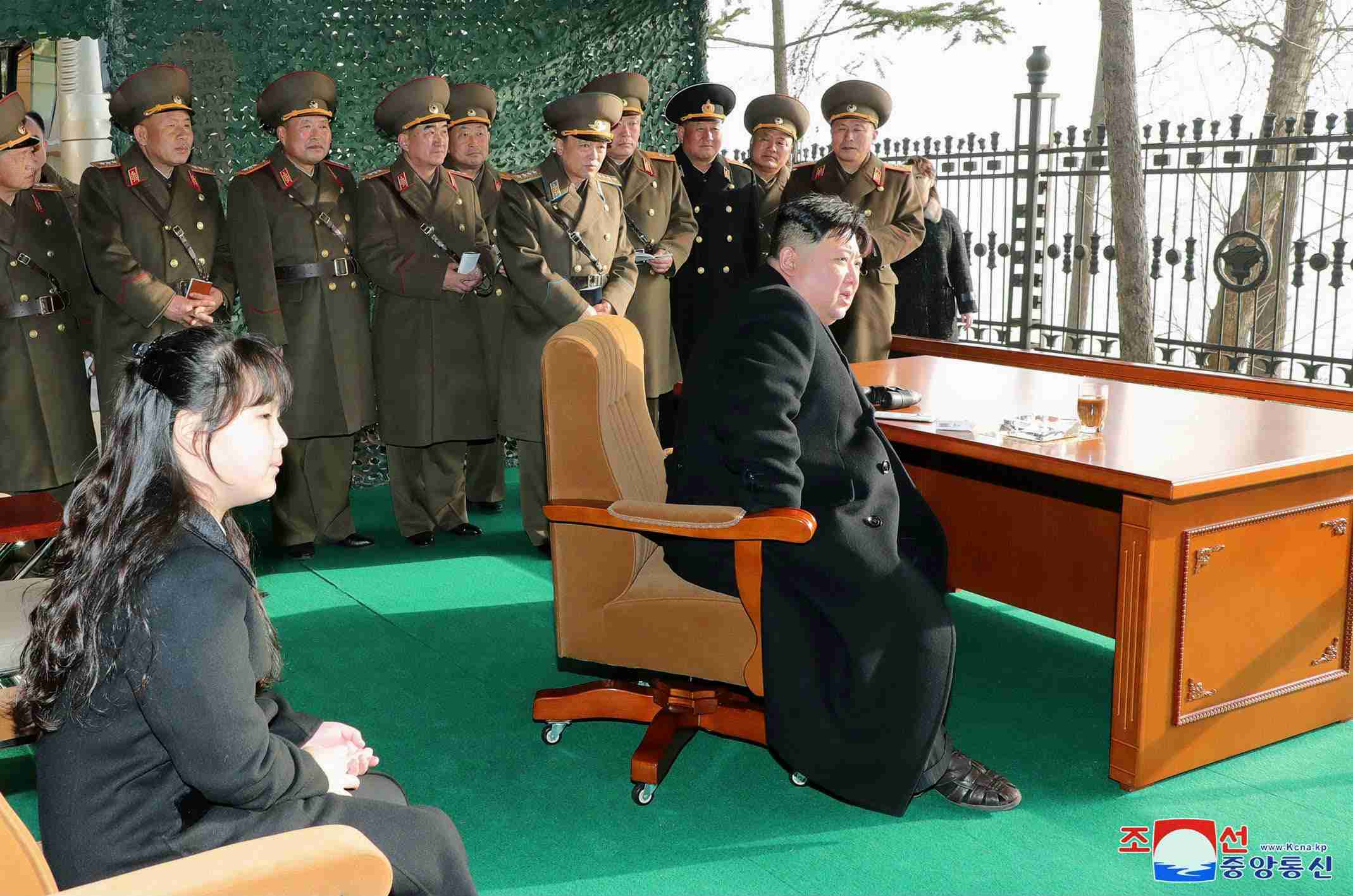 北朝鮮、ミサイル6発を同時発射 金正恩氏視察、第2子少女も同行