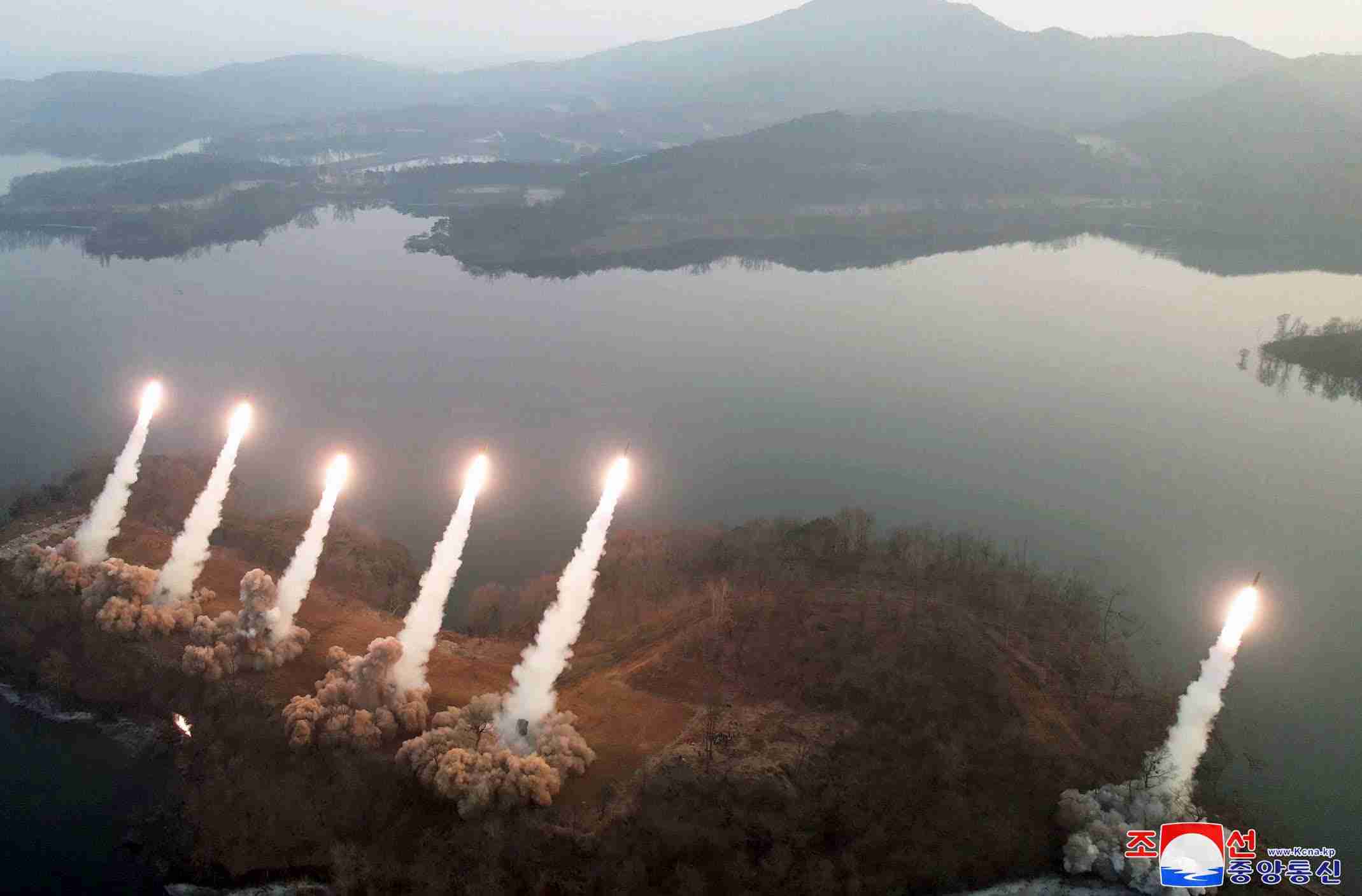 北朝鮮、ミサイル6発を同時発射　金正恩氏視察、第2子少女も同行|47NEWS（よんななニュース）：47都道府県52参加新聞社と共同通信のニュース・情報・速報を束ねた総合サイト