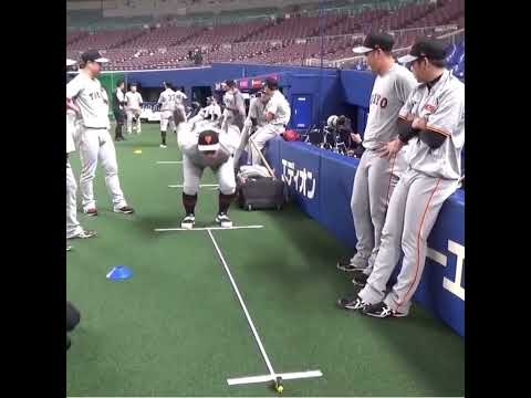 岡本和真　立ち幅跳びで一発かますw - YouTube