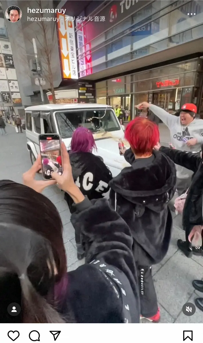 へずまりゅう　また迷惑動画？　街中の道路で“メントスコーラ”　自動車にまき散らし…ゴミ投げ捨て