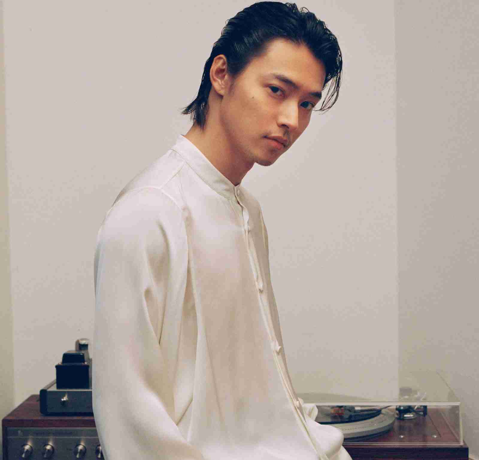 山崎賢人、ダンディショットでファン悩殺…色気あふれるオールバックヘアに「目がやられます」とファン興奮