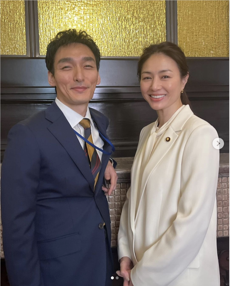 『罠の戦争』草なぎ剛&井川遥の2ショットに反響「幸せそう」「早くもロス状態」