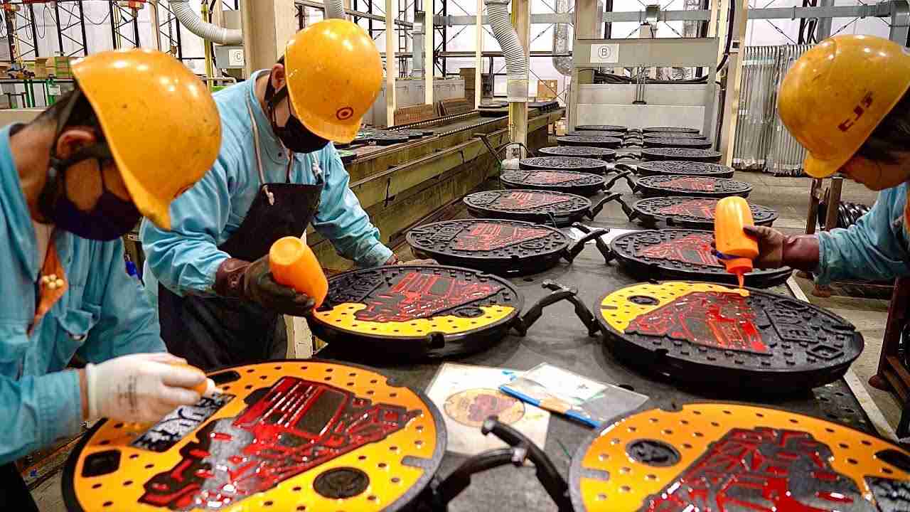 まるで道路上の芸術作品！マンホールを大量生産するプロセス。日本のマンホール工場 - YouTube