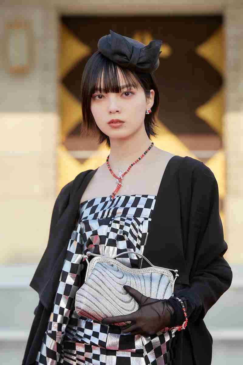 平手友梨奈:「クラフトボス」新CMで“宇宙人ヒラテ”に ジョーンズから「この惑星で、ヒラテに叱られるのはうれしい」