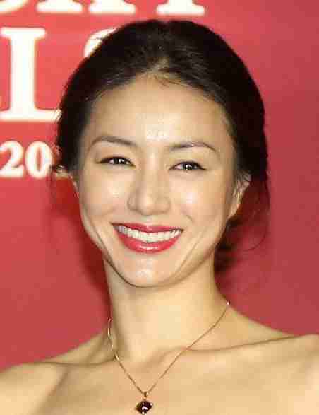 井川遥　娘と2人旅　特急座れずデッキに佇む美貌がヤバい　私服もレベチ「二度見しそう」「美しすぎるママ」