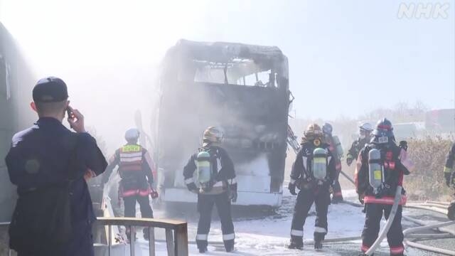 福岡 九州自動車道で大型バス火災 運転手「タイヤがパンク」 | NHK | 事故