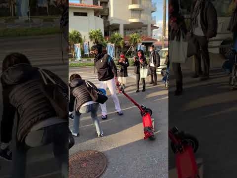 キックボード?で移動中の新庄監督に、突然おばちゃん?が掴みかかり転倒 - YouTube