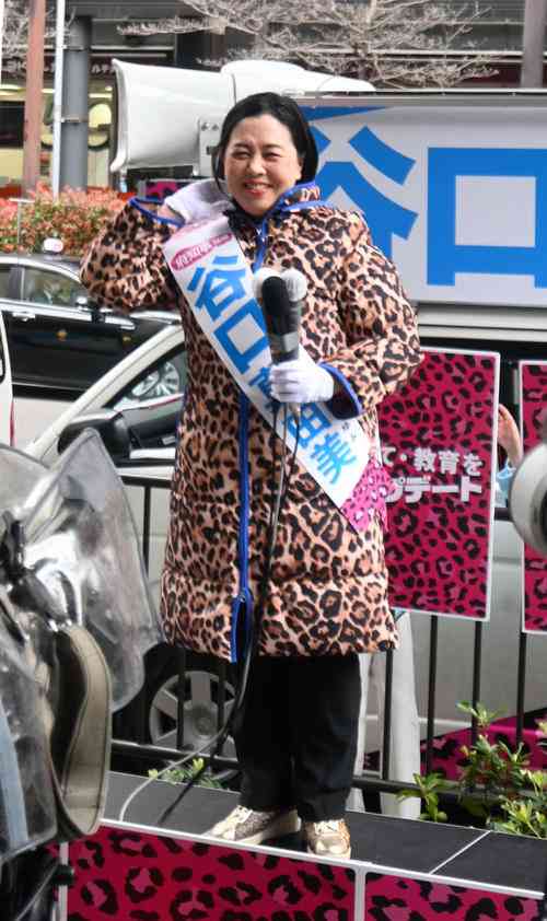 大阪知事選　ヒョウ柄おばちゃん谷口真由美氏「自己責任はもう嫌やねん」オッサン社会にツッコミ - 社会 : 日刊スポーツ