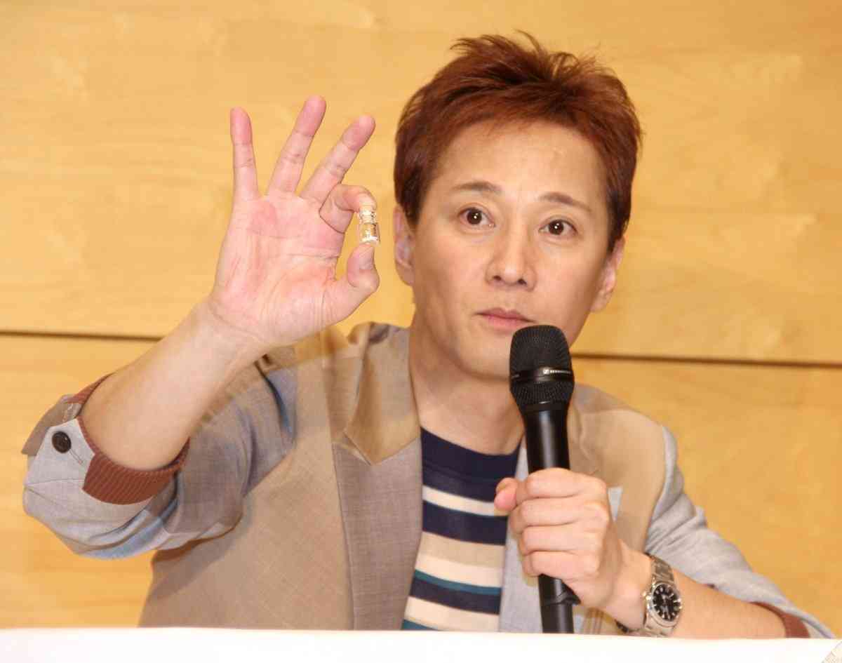 中居正広、ジャニーさん遺骨忍ばせ会見「ジャニーさん、力をくれ」  | ORICON NEWS