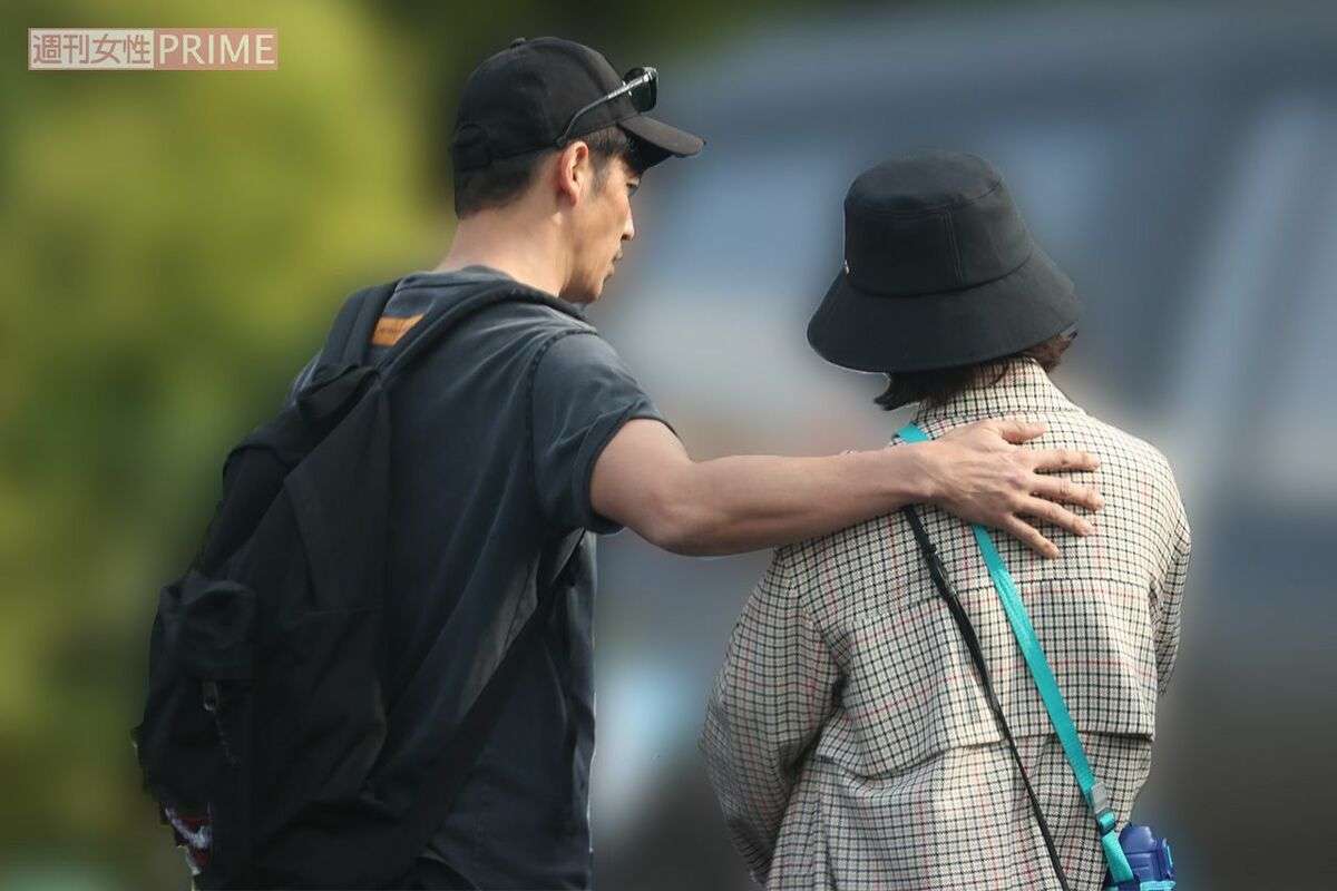 玉木宏の「公表しない」育児姿をキャッチ!ドラマ好調の妻・木南晴香をサポートする