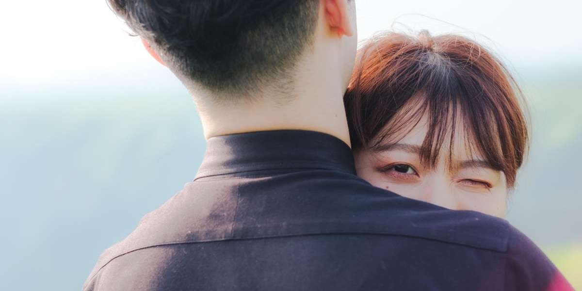 セクシー女優・深田えいみとハグ→「5年付き合った女性」にフラれる…夫婦の場合、離婚されても仕方ない？