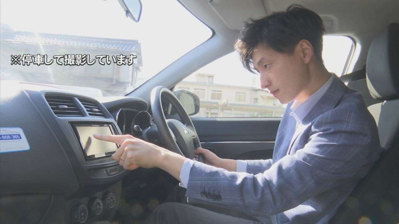 運転しながらハンバーガー食べるのは交通違反？　警察に確認すると…　スマホホルダー使用にも注意点