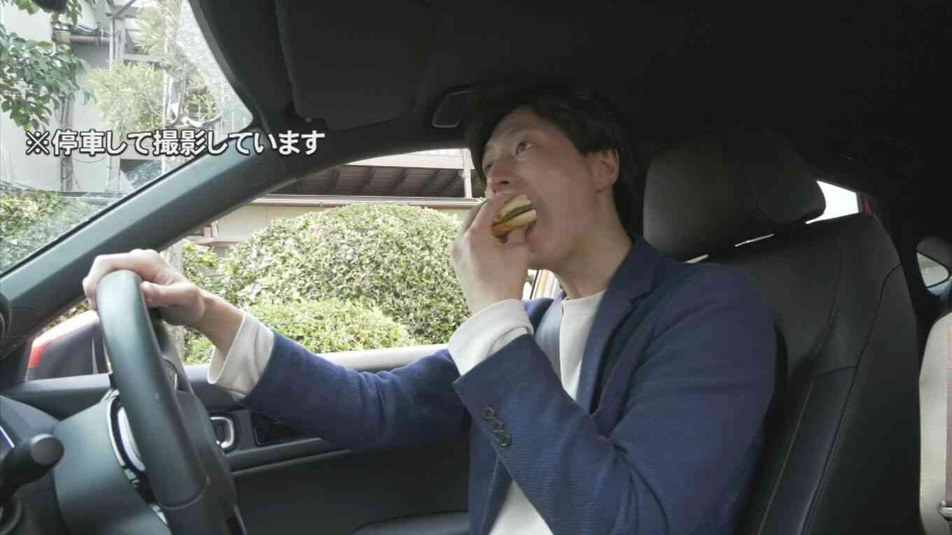 運転しながらハンバーガー食べるのは交通違反？　警察に確認すると…　スマホホルダー使用にも注意点