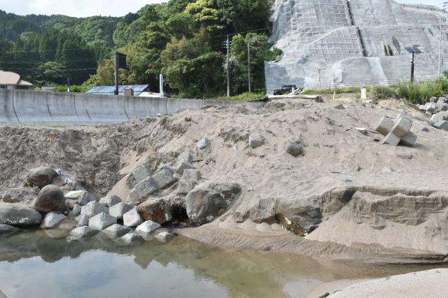 雨でブロック下に空洞ができたことが原因か　4歳児窒息死　宮崎・日南海岸