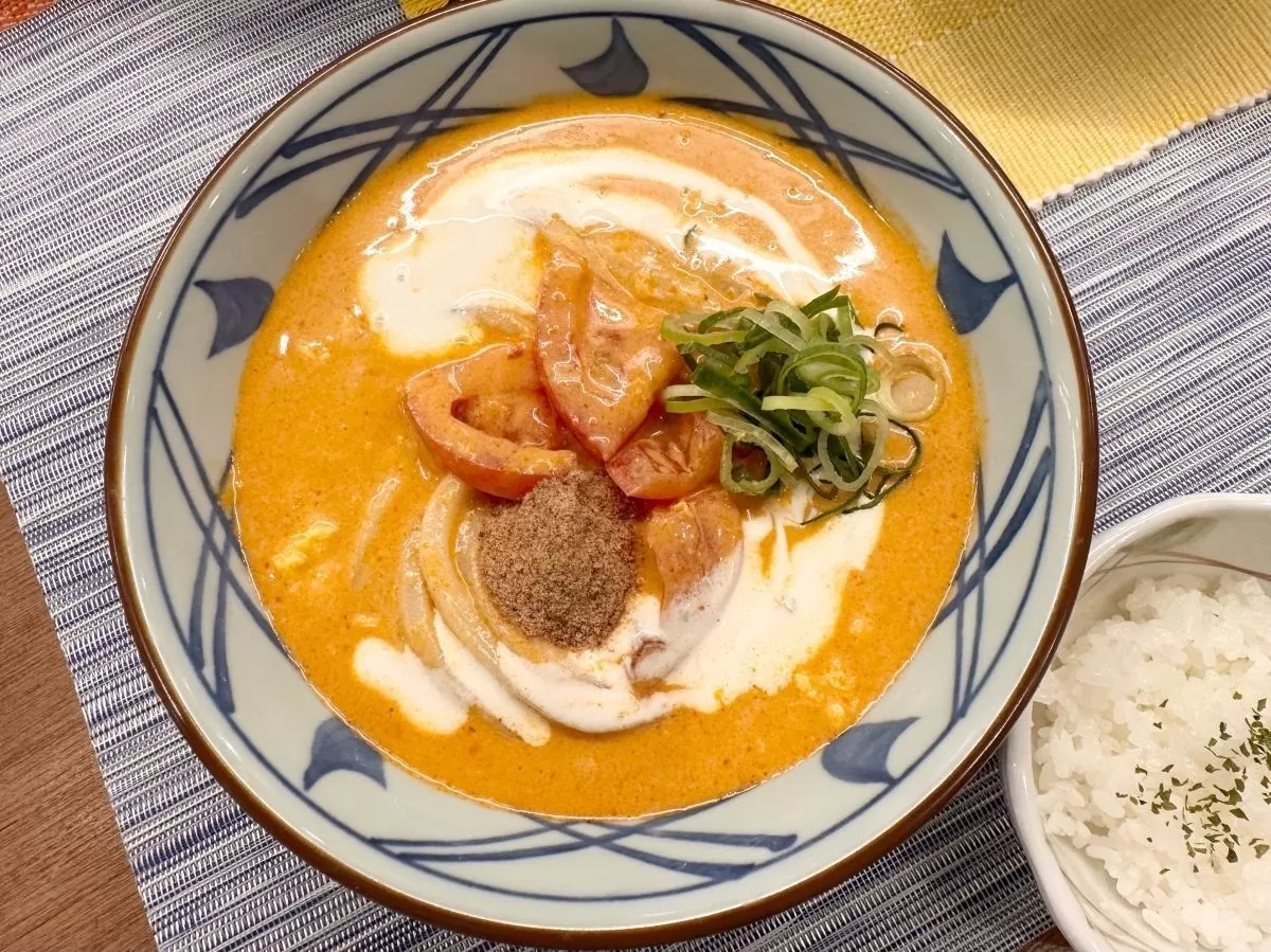 丸亀製麺、期間限定の人気No,1「トマたまカレーうどん」が今年も帰ってきた!