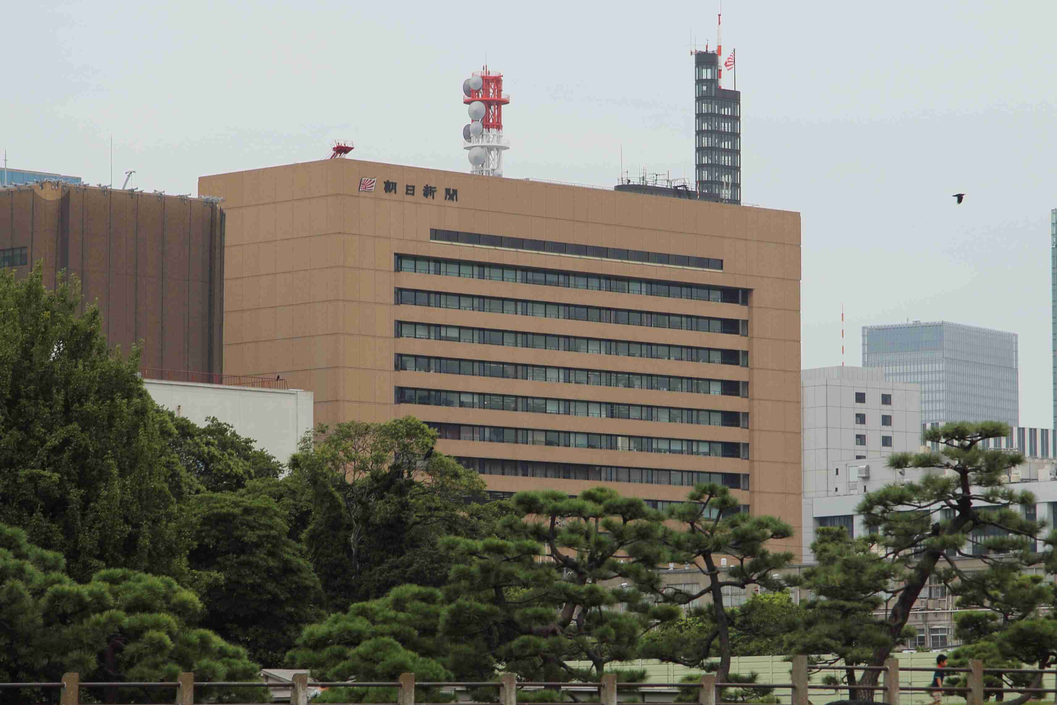 朝日新聞が値上げ「報道の質を維持し、安定発行するため」　読売「少なくとも1年見送り」と判断分かれる: J-CAST ニュース