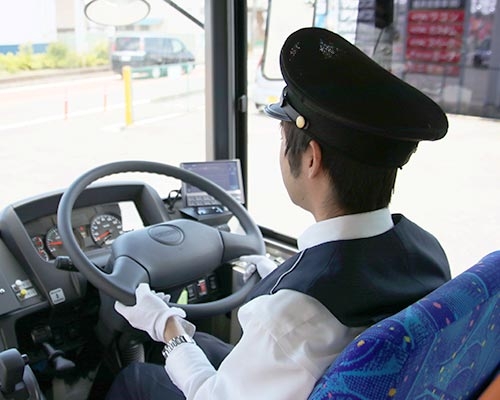 運転士がサングラス、ヘンですか？ 鉄道からバスへ少しずつ拡大 “接客の壁”崩れるか