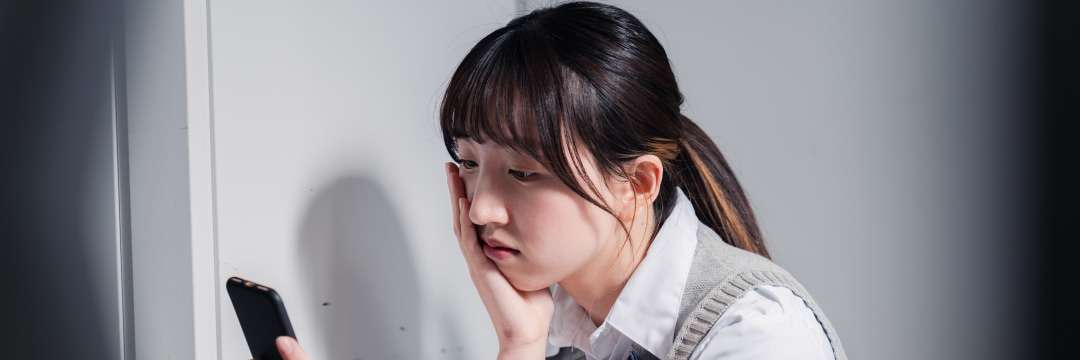 殺伐とした顔で家を破壊、50万円を超える請求が届いて…14歳のスマホ依存娘が起こしたヤバすぎる家庭崩壊の一部始終（清水 芽々） | 現代ビジネス | 講談社（1/5）