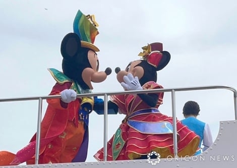 街中にミッキー&ミニーら登場で大歓声 浦安市&TDR40周年&千葉県誕生150周年パレード